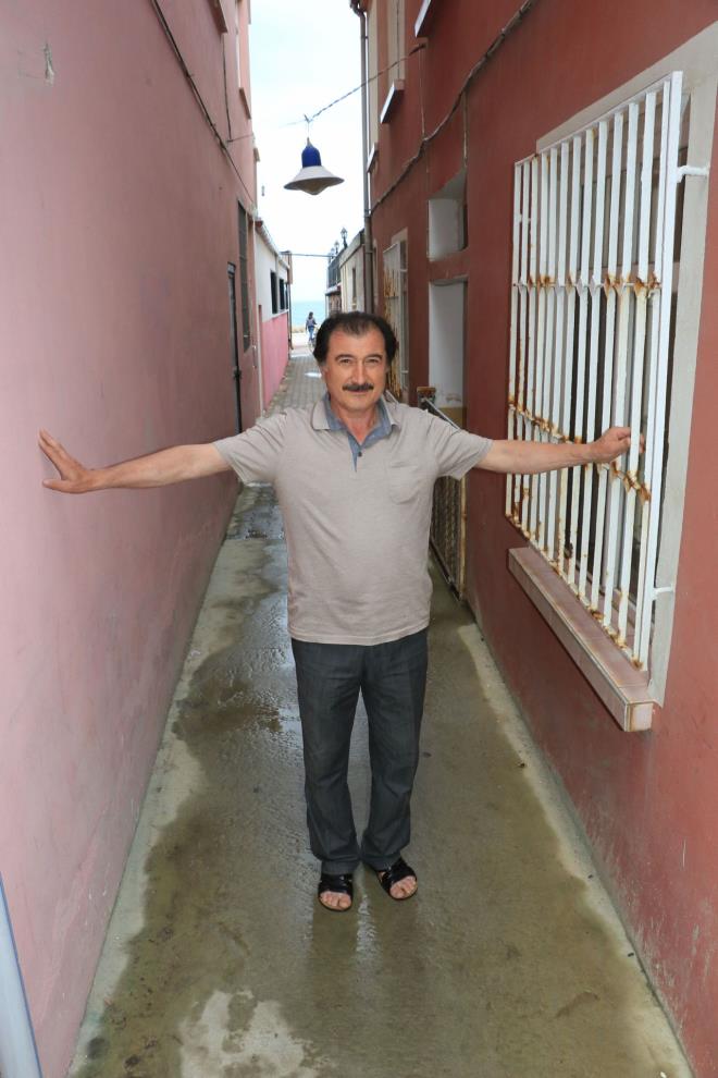 Kentte tatilcilerin younlukla tercih ettii blgelerinden biri olan Yakakent ilesinde bulunan genilii 1 ile 1,5 metre arasnda deien dar sokaklarda  iki kii yan yana yrrken zorluk yaarken, ile sakinlerine normal gelen duruma, dardan gelenler ise aryor. zellikle merak edip blgeye gelen baz kiiler de, dar binalarn arasndan uzanan sokaklarda ektikleri fotoraflar sosyal medyada paylayor.