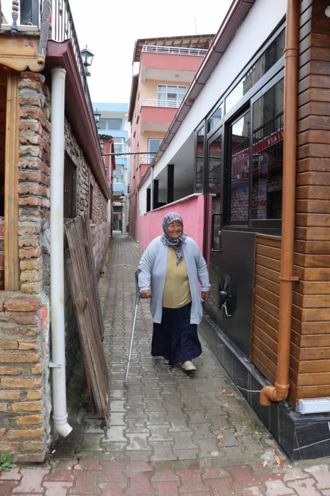 Yan yana yrrken glk yayoruz: Yaklak 10 senedir ilede yaadn syleyen Hseyin Doukan Sezer de, dar sokaklarn kendilerine doal geldiini ifade ederek, unlar syledi: