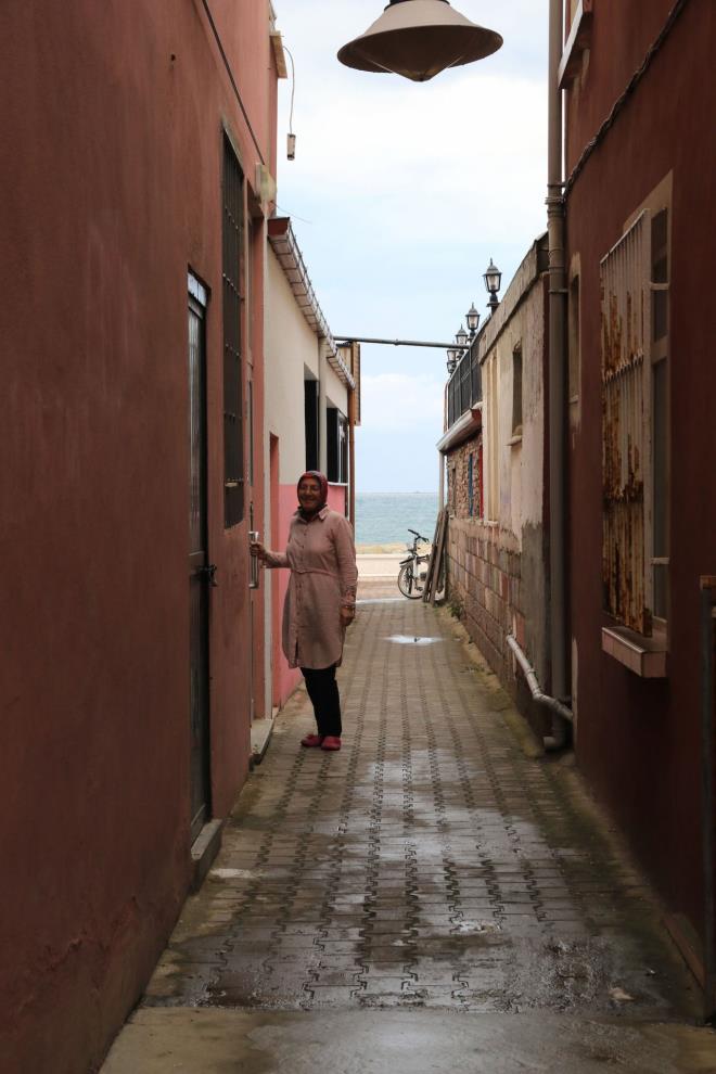 Dar sokaklara altk: zellikle akam saatlerinde ok youn bir ekilde kullanlmaktadr. Bizim de bundan herhangi bir ikayetimiz yok. Dar sokaklara altk. ok dar ve ilgin sokaklar. Yllarca burada yaadmz iin bize normal geliyor ama dardan gelenlerin ok fazla dikkatini ekiyor" dedi.