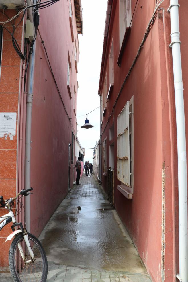 1,5 metrelik sokaklar olarak kayt edilmi: Sokak sakinlerinden kr Okka, doup byd yrede yer alan dar sokaklara altklarn belirterek, "ocukluumdan itibaren buradaki sokaklar bu ekilde dar. 1970'li yllarda tapu ilemleri yaplrken bu sokaklar 1,5 metrelik sokaklar olarak kayt edilmi. Ondan sonra buralar halka ak sokak olarak kullanlmaktadr.