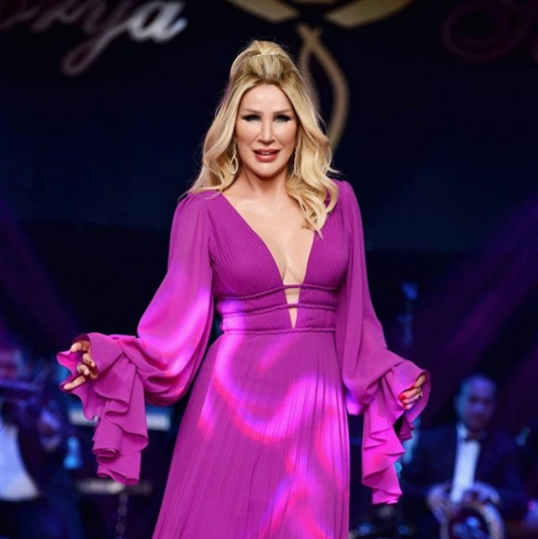 ekimlerde yorulmasna ramen ok elendiini de belirten Sayan, "Safiye Soyman tatile aryor gidemiyorum, baka arkadalarm eme ve Bodrum'a aryor yine gidemiyorum. Ben sandm ki, haftada 2-3 gn alrm biter ama bitmiyor." eklinde konutu.