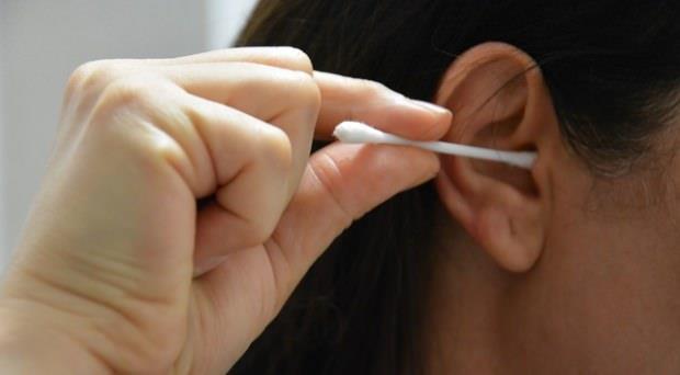 VCUT TEMZL NASIL YAPILMALIDIR?<br>    KULAK TEMZL<br>    Havuz ve deniz sonras en sk yaanan rahatszlklardan biri kulak iltihaplanmasdr. D kulak yolunda biriken su, i kulakta enfeksiyona neden olur. Bu sorunun yaanmamas iin iten da doru kulak, temiz bir ubuk ya da bez yardmyla temizlenmelidir. Ayn zamanda iltihap kurutucu damla ya da zeytin ya damlatlarak da temizleme ilemi yaplabilir.