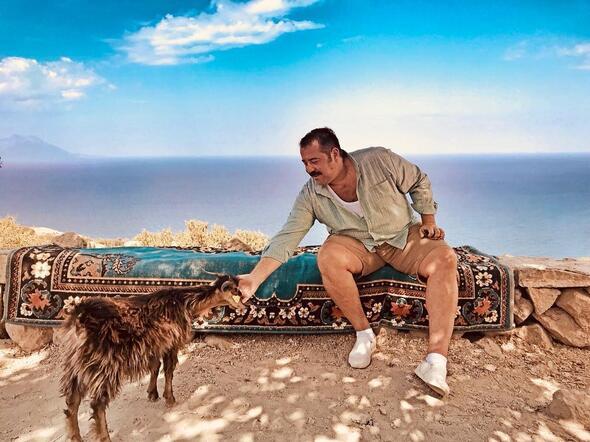 Banda kei gibi birok hayvan da olan nl komedyene &#8216;Ata babann iftlii her ey var&#8217; esprileri yapld.