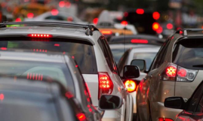 "RADAR ARACI BENZNLN NE KONULMU"  <br>  Alperen Cihan etinkaya, AA muhabirine yapt aklamada, polislerin verdii cezaya 15 gn ierisinde itiraz ettiklerini ve hakl bulunduklarn belirterek, radar aracnn kara yolu zerinde grlmediini syledi.<br>    Radar aracn yanna geldiklerinde fark edebildiklerini, polis memurlarna da bunun bir tuzak olduunu, uzun mesafeden aracn grnmediini ilettiklerini ifade eden etinkaya, yle konutu:  <br>  "Radar arac benzinliin iine konulmu, park etmi bir ara gibi gzkyor. Bulunduumuz yolda herhangi bir radar levhas yoktu, oysa hukuk devletinin zellikle ynerge kapsamnda bu tarz hz kontrolleri yaptnda vatanda bilgilendirmesi gerekiyor. Yol kullancsna srf ceza kesebilmek iin kural ihlali yapmasn beklerseniz, bu devletin kurmu olduu bir tuzak olur. tirazlar yaptk, kabul edildi ve cezamz iptal edildi.  Vatandalar byle durumlarda levha olmadn fark ederlerse sulh ceza hakimliine bavurabilir. Radarla ceza kesilebilmesi iin trafik levhas olmak zorunda. Sabit olarak yerletirilen ara kendi geldikleri ynn tersinde durmal, ayn ynde arac park edemezsiniz, ayn zamanda gizlenmi de olmamal. Bir kavaktan dndnz esnada, keyi dndnz srada bir anda karnza radar arac kyorsa bu cezay iptal ettirebilirsiniz."