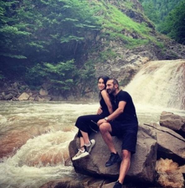 ANNEM YAADII ZNTDEN FEL OLDU  Yaanan olaylar sonras annemin beyninde pht att, fel oldu. Beni tanyan herkes byle biri olmadm bilir. Hatam susmak oldu ama artk susmam. Bana dayak, 'tedavi grmesi gerekli' diyen insanlardan zr bekliyorum. Halkmzn bunu bilmesini istiyorum. Benim hayatm yaamam, mesleimi yapmam iin bu gerekiyor.