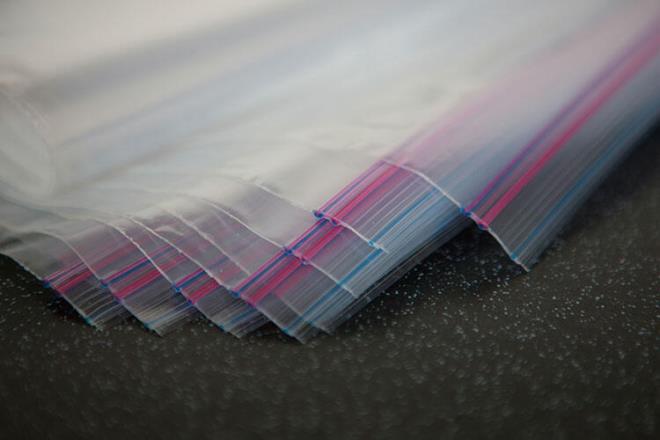 Tepsileri yalarken ellerinizin de yalanmasn istemiyorsanz kk sandvi poetlerinden faydalabilirsiniz. Poeti elinize geirin. Tereyan da avcunuza alp tepsinizi dilediiniz gibi yalayn. Ardndan poeti ters dndrp karn ve atn. Elleriniz temiz kalacak, tepsiniz ise olmas gerektii gibi yal olacak.