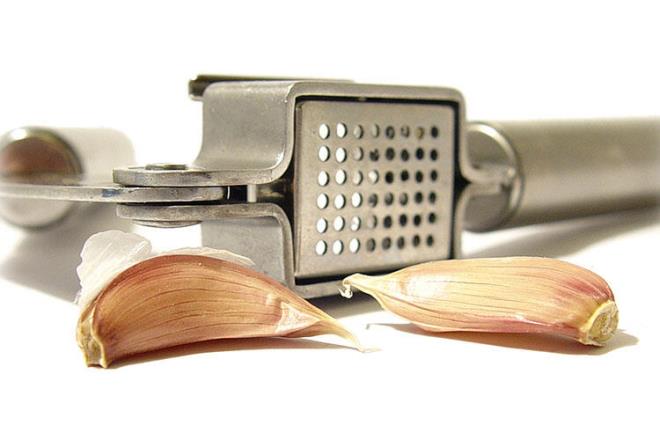 Eer sarmsak ezeceiniz ya da havannz yoksa sarmsaklar soyup bir alminyum folyoya sardktan sonra bir konserve kutusu ya da kavanoz yardmyla kolayca ezebilirsiniz.