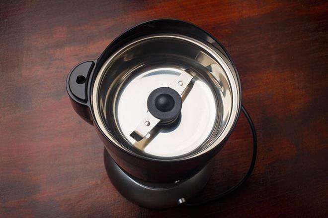 Baharatlarnz tmek iin kahve tcsnden de faydalanabilirsiniz. Taze ttnz baharatlarn hem lezzeti ve aromas daha kuvvetli olur hem de besin deerleri daha yksek olur. Ayn eyi ketentohumu gibi baka tohumlar iin de yapabilirsiniz.