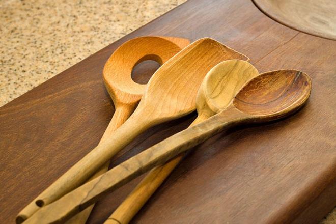 Mutfakta iinizi kolaylatrmak istiyorsanz, yapabileceiniz en mantkl eylerden biri her zaman elinizin altnda olan mutfak aletlerini farkl amalarla kullanmaya almak. Donmu eti eritmek iin alminyum tencerelerinizden, limon skmak iin mikrodalga frnnzdan faydalanabileceinizi sylesek inanmazsnz ama doru. Nasl m? te tm ipular&#8230;