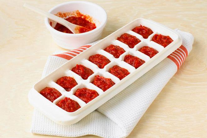 Buz kalplarnz pesto sosu, domates sosu ya da et suyu gibi malzemelerinizi dondurmak iin kullanabilirsiniz. Hatta ev yapm bebek mamalarnz bile bu ekilde saklayabilirsiniz. Bylece ihtiyacnz olduunda birka kp kolayca karp dilediiniz gibi tketebilirsiniz.