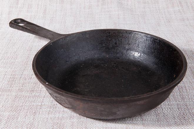 Dkm tavanz karabiber tmek iin kullanabilirsiniz. Biber tanelerini kesme tahtanzn zerine koyup stlerine birka kez tavayla vurun. Ardndan toz haline gelene kadar tavann tabann biberlere srtn. Bu ilemi ne kadar uzun sre yaparsanz biberleriniz o kadar ince olur. Ayn ilemi baka tohum baharatlara da yapabilirsiniz.