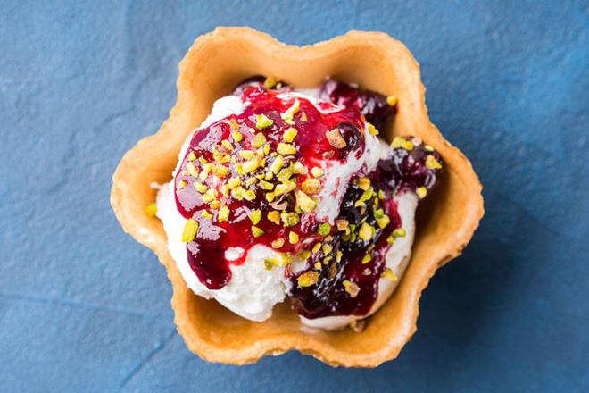 Muffin tepsinizi tart kalplar ya da kk yenebilir kaseler yapmak iin de kullanabilirsiniz. ekerli kurabiye hamurunu ince ap tepsinin deliklerinden biraz byk yuvarlaklar kesmeniz yeterli. Muffin tepsisini tersi geirip hamurlar gzlerin stlerine yerletirdiinizde minik kaseleriniz hazr. Frnda piirmeniz yeterli.