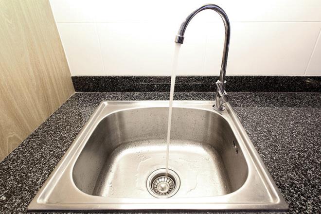 Elinizden sarmsak ve soan kokusunu karmak iin elik evyenizden faydalann. Ellerinizi ve parmaklarnz evyenin kenarna srtmeniz yeterli. Bu alan dz ve keli olduu iin zellikle parmaklarnzn aralarndaki kokuyu kolayca karmanza yardmc olacaktr.