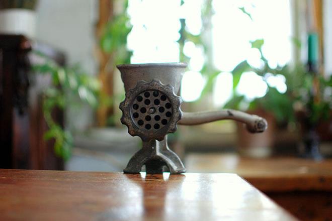 Kyma makineniz makarna yapmak iin de ok ie yarar. Tek yapmanz gereken bakl ksmn karp haznesine et yerine hamur koymak. Kolu evirdiinizde dilediiniz kalnlk ve uzunlukta makarnalar kolayca yapabileceksiniz.