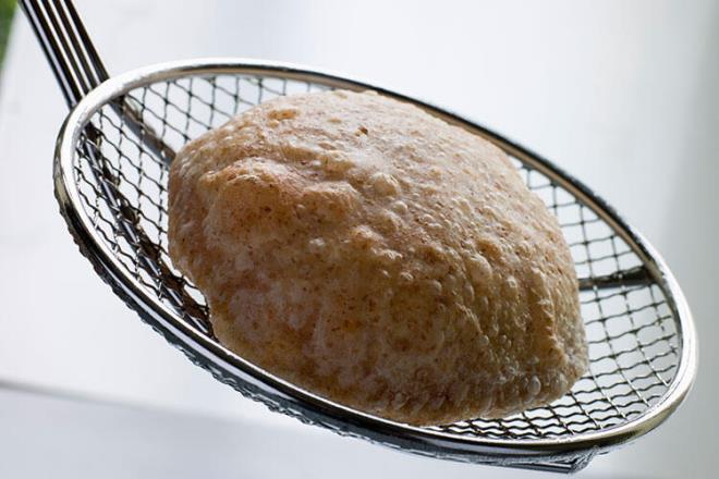 Kk malzemeleri kzartrken metal szgeten ya da ufak bir porselen kapaktan faydalann. Bylece yan iinde kaybolmalarn ya da fazla kzarmalarn nlemi olursunuz.