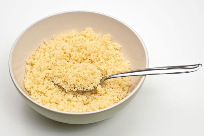 nce bulguru kabarttnzda yumuack olmasn istiyorsanz tepsi kullann. Tepsinin dibine bulguru ince bir tabaka halinde yayp zerine su gezdirin. zerini kapatp birka dakika beklediinizde kasedekine kyasla ok daha tane tane kabarm bir bulgur elde edeceksiniz.