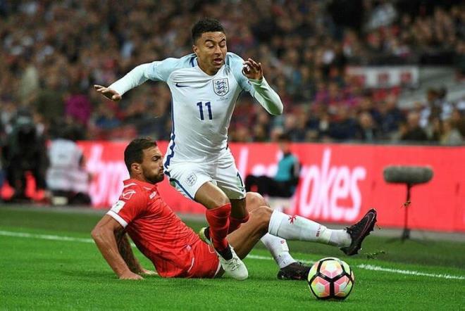 Hakemin yapt hava atnda topu olduu gibi orta yere brakma devri kapand.