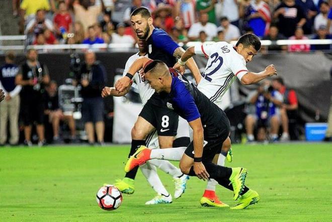 Topla son oynayan takm hangisiyse hakem topu direkt o takma atacak, bu srada futbolcular hakemden yaklak drt metre uzakta olacak.