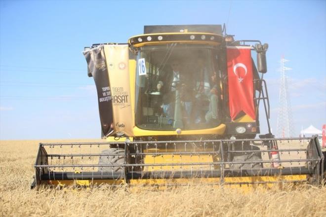 Bakan Erdoan burada 45 dakika arjla 7 saat aralksz alan yerli retim elektirkli traktrn deneme srn yapt. Bakan Pakdemirli ile bindii Trkiye'de ilk olma zellii tayan ve yerli olarak gelitirilen elektrikli traktr  kullanan Erdoan, traktrn arkasndaki pullukla tarla srd.