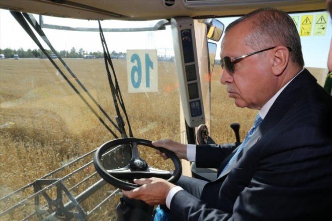 Erdoan, &#8220;Trkiye&#8217;nin ilk yerli retim elektrikli traktrn tantmn ve deneme srn yaptm. 45 dakika arj sresi ile 7 saat aralksz alabilen bu traktrmz inallah seri retime hazr. Ses yok, grlt yok. Yzde 95 yakt tasarrufu salayan elektrikli traktrn iftilerimizin maliyetlerini dreceine inanyorum&#8221; eklinde konutu.