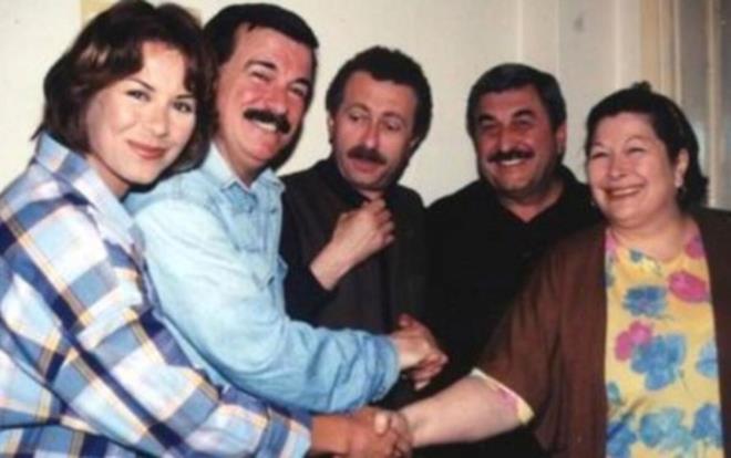 Yzlerce film ve dizide rol alan Mahallenin Muhtarlar dizisinin ofr Alisi Yaln Glhan, 75 yanda hayatn kaybeti.