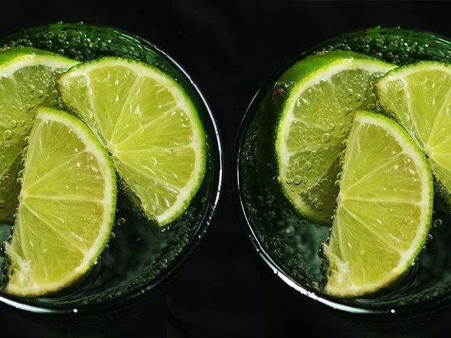 MADEN SUYU LE SODA FARKLI ECEKLER!<br>    Beslenme ve Diyet Uzman engl Sangu Talak, &#8220;Toplumumuzda ska birbirine kartrlan maden suyu ile soda aslnda farkl iecekler. Soda; iilebilir nitelikteki herhangi bir suya karbondioksit ve sodyum eklenmesiyle oluur. Sodada sodyum haricinde zengin mineraller bulunmazken, maden suyu yer alnn eitli katmanlarndan kendiliinden veya uygun yntemlerle karlr ve dengeli bir mineral rntsne sahiptir."