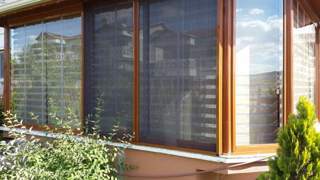 Hastalktan kiisel korunma iin ise, sinek kovucular kullanlmal, uzun kollu kyafetler tercih edilmeli, zellikle geceleri koyu renkli kyafetler giyilmeli ve pencerelere sineklik taklmal.