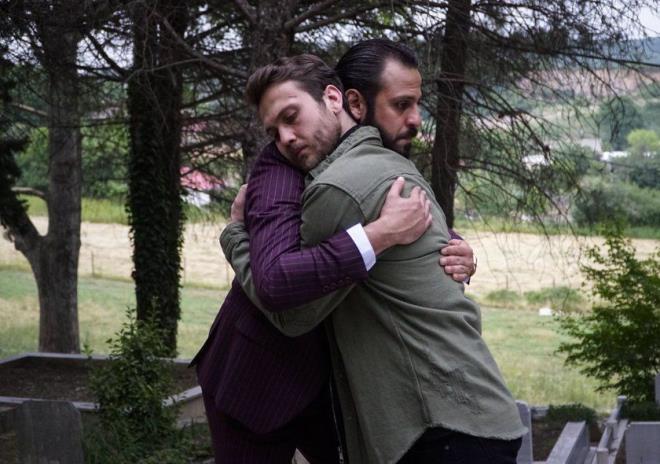 Aslen Adanal olan Almanya'da yaayan ve dnya mzik listelerini alt st eden MERO'nun ukur kadrosuna katlmas dizinin hayranlar ikiye bld. u sralar Olabilir arks ile Trkiye'de de byk ses getiren MERO, verdii bir rportajda ukur dizisini hayranlkla izlediini belirtmiti.