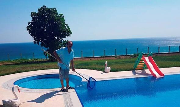 stanbul Silivri'deki yazlnda domates, biber, salatalk, patlcan, kavun, karpuz gibi birok meyve ve sebze yetitiren Keser, bahe ilerinin tmn kendisi yapyor. Gnaydn'n haberine gre sabahlar tavuklarnn taze yumurtalarn toplayan Keser, organik besleniyor.