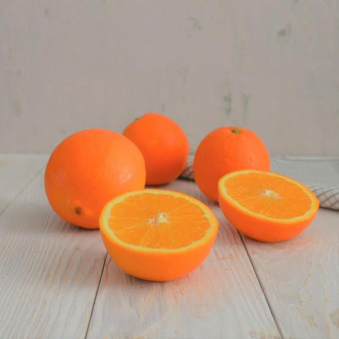 PORTAKAL    Hemen hemen btn uzmanlarn mutalaka tketilmesini tavsiye ettii besinler arasnd ailk srada yer alan portakal, kilo vermeye yardmc olan yksek enerjili bir meyvedir.