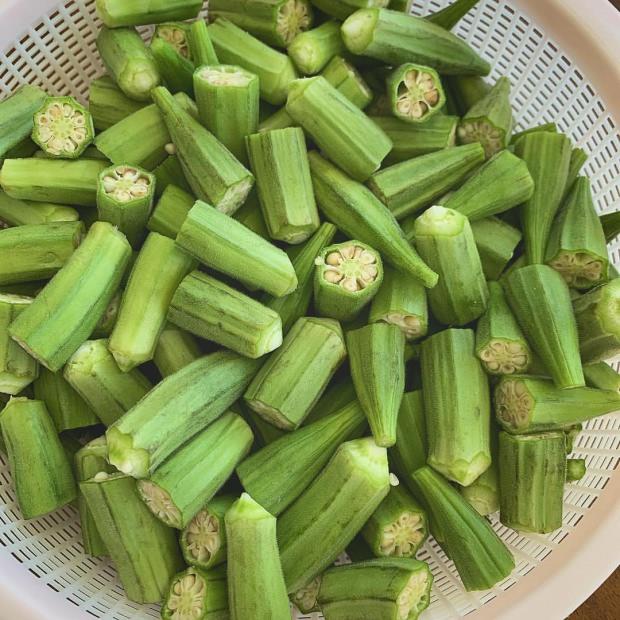 BAMYANIN TOHUMLARI NE E YARAR?    Bamyann iinde bulunan minik toplara bamya tohumu denir. Bu tohumlar toplanarak kurutulur. eriinde yksek miktarda inko ve demir maddeleri barndran tohumlar eski alardan beridir alternatif tpta tketilirmi. Merak edilen sorulardan biride bu tohumlar nasl tketilir? Bir su barda dolu bamya tohumunu temiz bir tlbente koyun. Bir bardan arkas ile iyice ezin. Toz haline gelen tohumlar bir kaseye aln. erisine bir buuk yemek ka bal ve bir orba ka zeytin ya koyup kartrn. Karm bir gece dolapta beklettikten sonra her gn bir kak tketiniz. Bu karm;    - Baklk sitemindeki hcrelerin mutasyona uramasn nler. Vcuttaki tm toksinleri atar.     - Kan ekerini dengeleyerek diyabet gibi hastalklarn nne geer.    - erdii yksek K vitamini sayesinde kann phtlamasn destekler.    - Diz ars, kirelenme ve mensks gibi vcutta azalan sv kaybyla ortaya kan inanlmaz arlara neden olan hastalklara bitirmeden adeta en etkili doal ilatr.    - Ayrca bamya tohumu dzenli tketildiinde refl ve gastrit gibi mide hastalklarn yaanmasn da nler.     - Lif oran yksek olan bu karm dzenli her gn tketildiinde tokluk hissi vererek kiinin abur cubur ve fazla yemek yeme isteini azaltr.