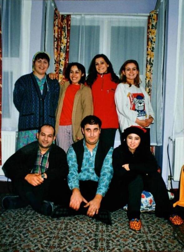 7 Numara  <br>  Sradan ailelerden gelen genlerin gnlk hayattaki hikayeleri zerine kurulu bir diziydi. zleyiciyi glmseten bazen de dndren bir yapm olarak akllarda kald.