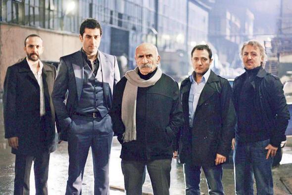 Ezel  <br>  Tuncel Kurtiz'in canlandrd Ramiz Day karakteri ve bkn delikanl Kenan mirzalolu'nun fenomenler arasna girmi dizisi.