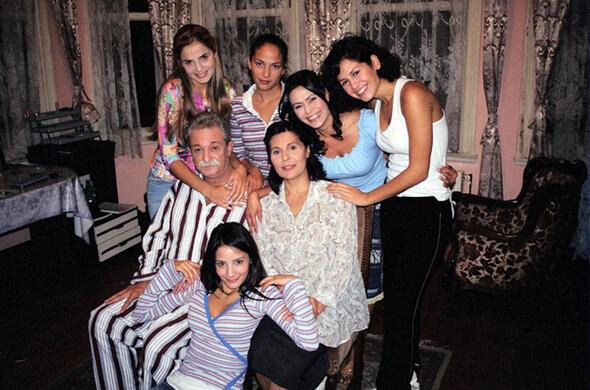 Ekmek Teknesi  <br>  Kuzguncuk'ta ekilen Ekmek Teknesi de fenomen diziler arasnda yer alyor. Heredot Cevdet, Kirli, Bican, Korkut, Celal ve l ise dizideki efsane karakterler.