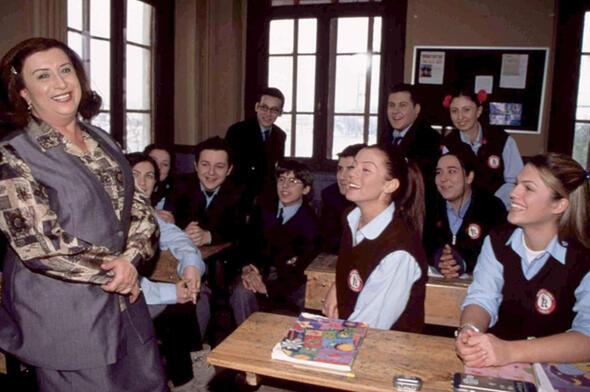 Hayat Bilgisi  <br>  Perran Kutman'n Afet Hoca olarak barol oynad dizi kadroda yer alan Gke Bahadr'n ekranda yldzn parlatt. Bu dizinin ardndan Yaprak Dkm ile kariyerinin en hafzalara kaznan karakterlerinden birini oynad.