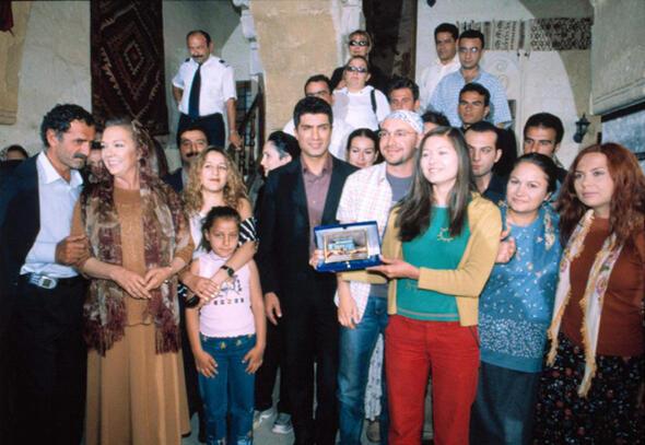 Asmal Konak  <br>  zcan Deniz ve Nurgl Yeilay'n barollerinde yer ald dizi, Kapadokya'nn nlenmesine de sebep olmutu. Meral Okay'n yazar olarak bu kadronun iinde yer almas da baarda nemli bir paya sahip. Asmal Konak Hayat adyla sinemaya da uyarland.