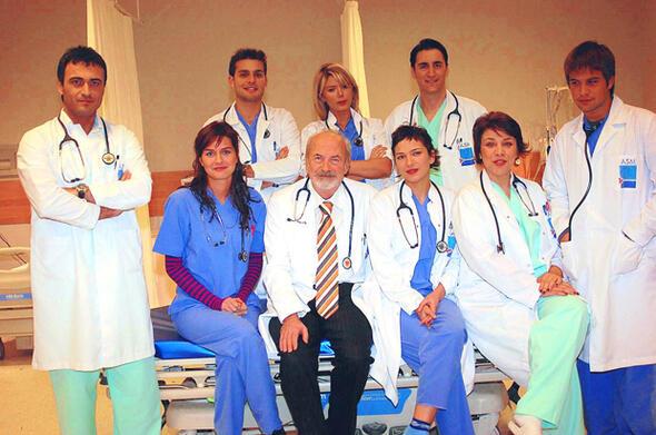 Doktorlar<br>    Trkiye'de ekrann, tekrarlar bile en ok izlenen dizilerinden biri olarak tarihe geti.