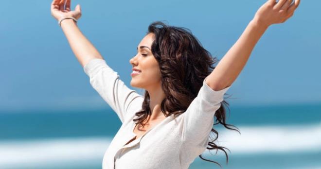 LMON KR    Limon, antiseptik zellii sayesinde zararl bakterilerin olumasn nler. Bir adet limonu iyice skn ardndan ped pamukla koltuk altnza srn, kt kokuyu azaltmasnn yan sra terden kararan koltuk altnn rengini de dzenler. Limonu srdkten 15 dakika sonra lk su ile durulamay unutmayn.