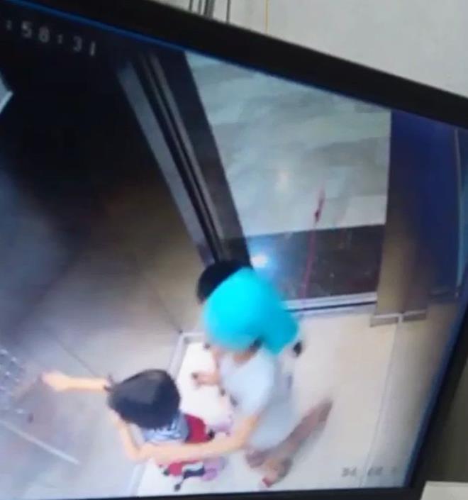 pin br ksm darda kalnca: pin bir ksm darda kalrken, asansrn kaps kapand. Asansr hareket edince ip 5-6 yalarndaki ocuun boazna doland. Kk ocuk kabinin iinde asl kald.