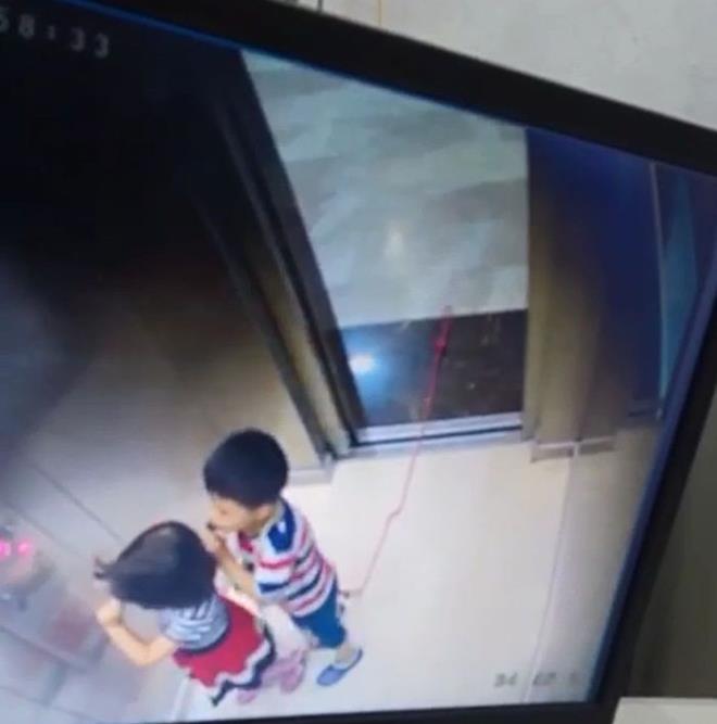 Ablann hayat kurtaran soukkanll: Asansre beraber bindii iki- ya byk ablas bir taraftan asl kalan ocuu ayaklarndan tuttu, bir taraftan da asansrn dmesine basarak kabini durdurmaya alt.