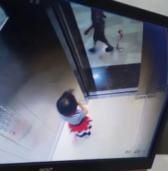 Olay, dn saat 10.00 sralarnda Kayaehir Mahallesi'nde bir sitede meydana geldi. Sitenin bahesinde oynayan 3 ocuk, eve gitmek iin asansre bindi. ocuklardan biri oyun oynadklar ve boynunda kalan iple asansre bindi.