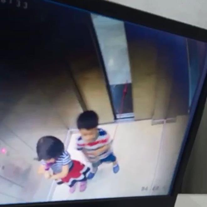 Kabini durduran kz ocuu, ocuun boynundaki ipi karmay baararak, boulmaktan kurtard. Asansrde  ocuun yaad dehet anlar ise, gvenlik kamerasna saniye saniye yansd.