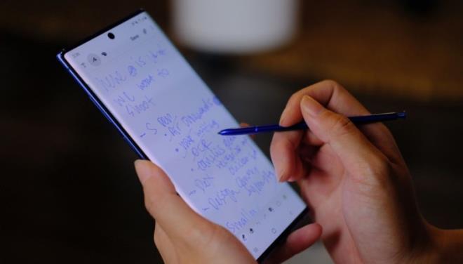 lemci: Exynos 9825 &#8211; 7 nm  (2x 2.73 GHz Mongoose M4 &#8211; 2x 2.4 GHz Cortex-A75 &#8211; 4x 1.9 GHz Cortex-A55)