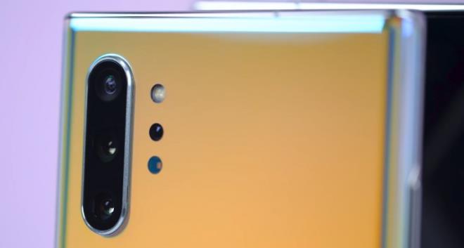 Kamera tarafnda 12MP znrlnde ana sensr yerini koruyor ancak f/1.5, f/1.8 ve f/2.4 l dinamik aral ile dikkat ekiyor.