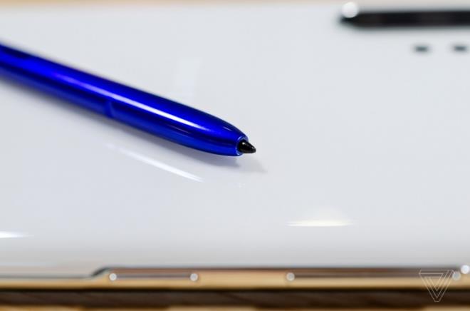 Galaxy Note 10'un zellikleri;    Galaxy Note 10 modelinde 6.3 inlik 2280x1080 piksel znrlnde Dinamik AMOLED ekran yer alyor.    Ekranda Infinity-O entik tasarm benimsenirken agresif bir ekran-kasa oran elde ediliyor.