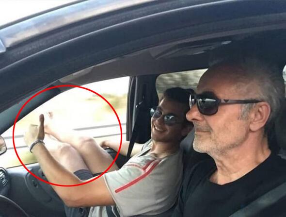 Mehmet Aslantu ile Arzum Onan'n oullar Can Aslantu, seyir halindeki arata bacaklarn dar uzatnca eletiri oklarnn hedefi olmutu.