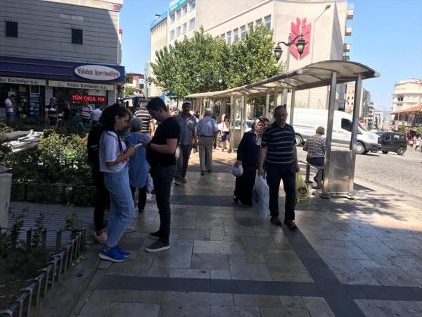 Yklan binalar var: lede baz binalarn ykld, enkaz altnda kalan vatandalar olduu belirtiliyor. lede byk bir panik yaand renildi. Enkaz altnda kalan vatandalar kurtarmak iin alma balatld. Enkaz altndan karlan vatandalar evredeki hastanelere kaldrld.