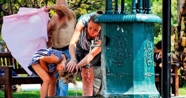 Hava scaklklarnn, lke genelinde mevsim normalleri civarnda, hafta sonundan itibaren yurdun gney ve bat kesimlerinde mevsim normallerinin 3 ila 6 derece zerinde seyredecei tahmin ediliyor.