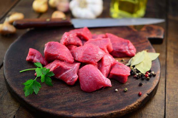 Demir, kreatin, inko, fosfor ve B vitamini kompleksi bakmndan zengin olan krmz et, ayrca ok gl bir lipolik asit kaynadr. Krmz et zerinde yaplan aratrmalarda etin insan salna hem yarar hem zararl olduu gzlenmitir. Uzmanlar bu konuda zellikle ilenmi etin ya orannn artn bu yzden damar tkankl, kt kolesterol dzeyinin artna neden olduunu belirtirken dier bir yandan ilenmemi saf etin kanser hcrelerini azaltn ve hcre yapsn glendirdii vurgulanyor. lkemizde krmz et tketimi olduka fazladr. zellikle Dou Anadolu'da salamuras yaplan krmz et, Dnya lkelerinde de en az tketime sahip olanlar ise Asya lkeleridir. Krmz et zerinde birok alma halen devam etmektedir. Gelime andaki ocuklarn ihtiyac olan proteinleri tek seferde karlayan krmz et, vcudun enerji orann da ykseltir. Krmz etler arasnda ya oran en az olan dana eti uzmanlarn tketimi tavsiye edilen eididir. Aksi halde koyun etinin ierdii hayvansal ya olduka fazla olduundan ciddi hastalklara davetiye karr. Tm bunlarn yan sra tketilmesi her ne kadar tavsiye edilse de belli aralklarla tketilmesinin daha uygun olduunu hemen hemen her uzman vurgular. Hafta da ortalama 3 gn 100 gram tketilmesi vcut salnn ihtiyac olan karlayacaktr.