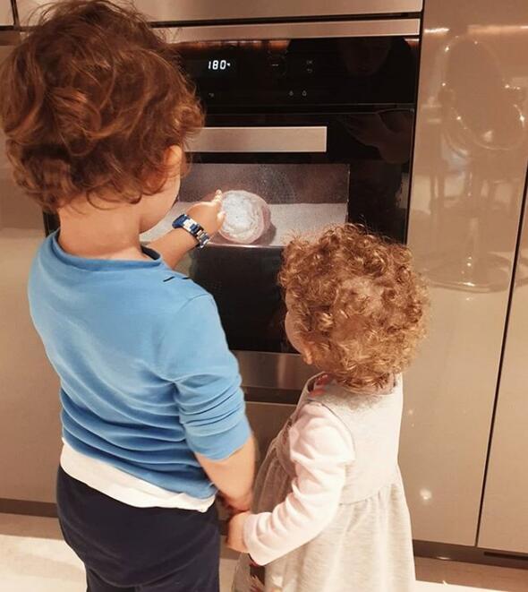 Deniz Efe ve Ela adnda iki ocuu olan Gkbakar, yeni dvmesini takipileri ile paylat.